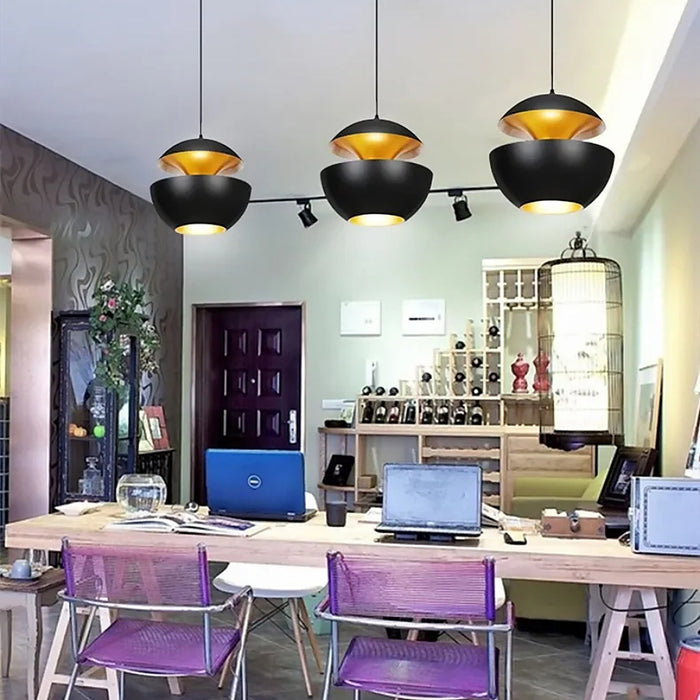 Lampe boule suspendue au lignes modernes — plafonnier Plafonniers Design