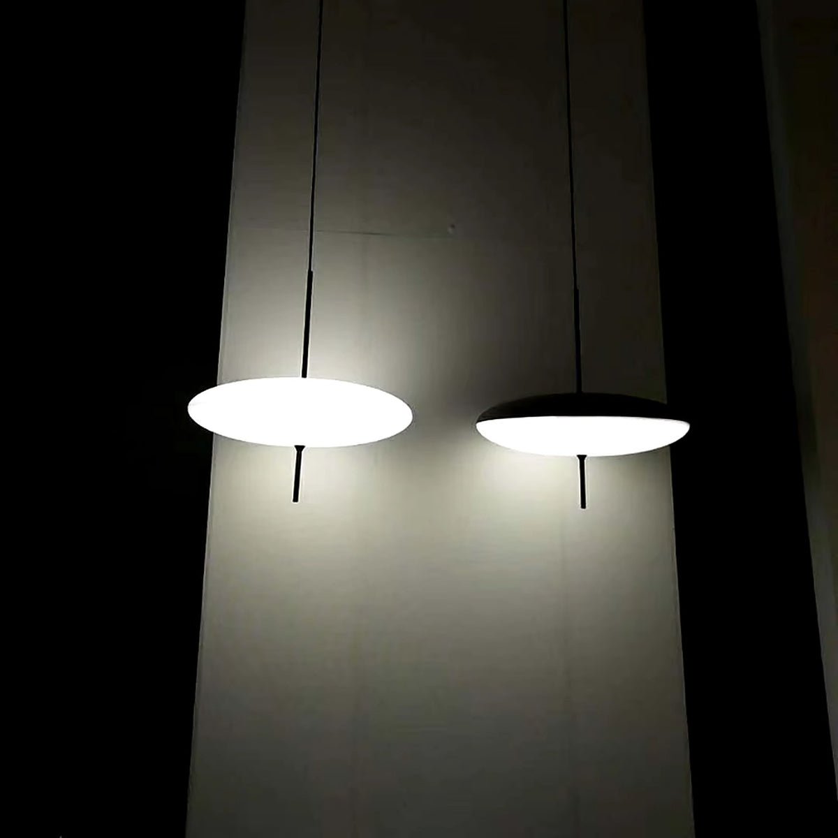 Plafonnier LED suspendu en forme d'ovni — plafonnier Plafonniers Design