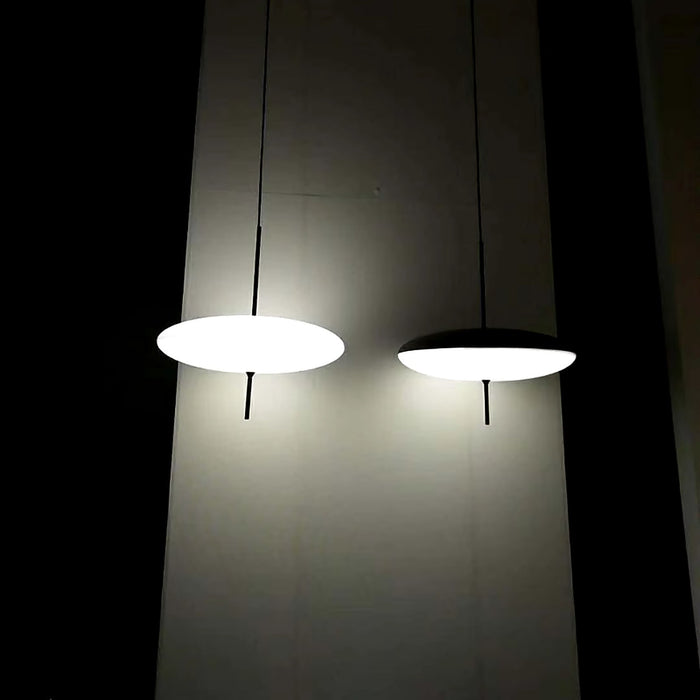 Plafonnier LED suspendu en forme d'ovni — plafonnier Plafonniers Design