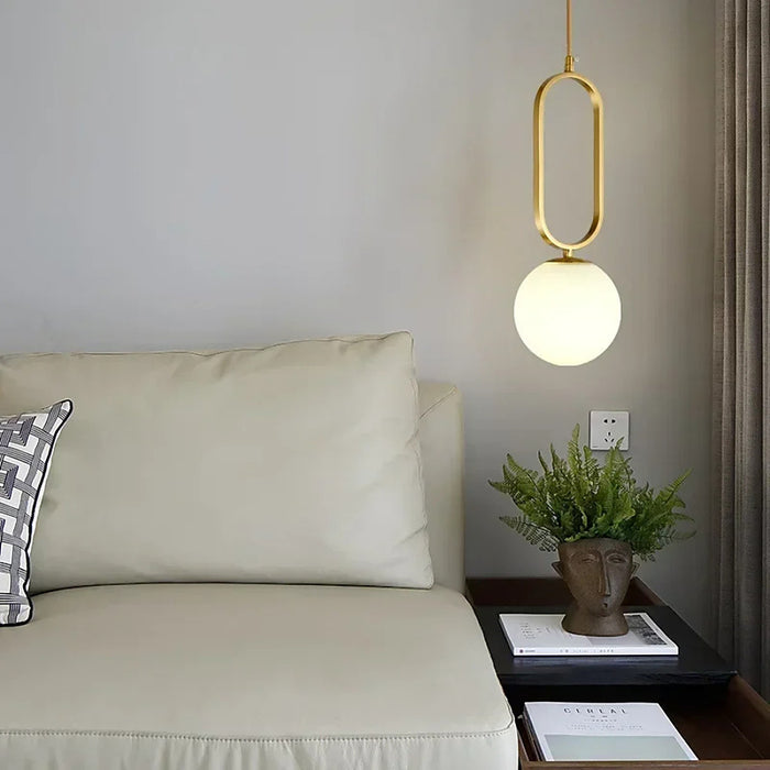 Plafonnier suspendue en forme de boule de verre doré — plafonnier Plafonniers Design